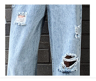 Loose ripped jeans